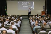 Comandante da Aeronáutica realiza palestra para militares da ativa e veteranos no auditório do ITA